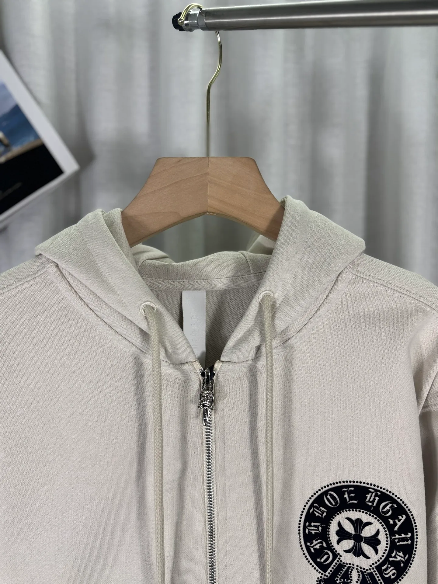 P340 top version, real shot without P, ​​different from market currency) 𝗖𝗵𝗿𝗼𝗺𝗲 𝗛𝗲𝗮𝗿𝘁𝘀/Cro Heart 2025 washed and burned flower patch embroidered autumn and winter new original single counter American hollow patch 3D couple casual cardigan sweatshirt 👑The highest version! Customized fabric 480g tripe terry fabric! American acid-washed and distressed original fabric, laser burning + patch embroidery, exquisite embroidery of letters! The best-selling model in the counter, very comfortable to wear. Accessories: original molded and authenticated collar label➕100% silk wash label. Genuine purchase-grade original hangtag➕matching hanging rope➕3D hanging beads➕original packaging bag. Craftsmanship: The original version has consistent wiring! The highest version of the armhole matching technique! Color: Black Apricot Size: S M L XL Style Number: 25-356